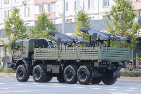 Проезд военной техники на парад Победы в Москве