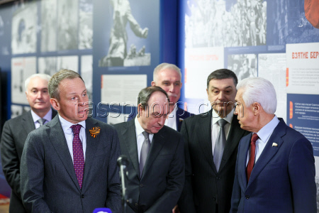 Russian State Duma members view TASS photo exhibition