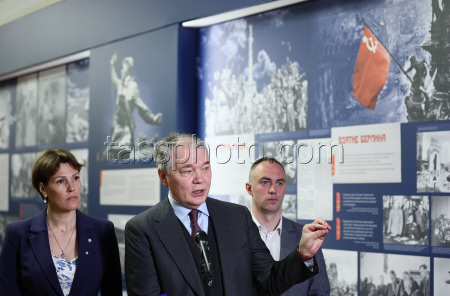 Russian State Duma members view TASS photo exhibition