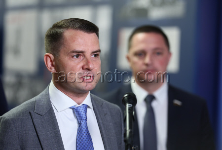 Russian State Duma members view TASS photo exhibition