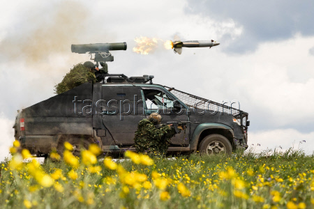 Russian troops use Kornet anti-tank guided missiles in Lugansk People's Republic