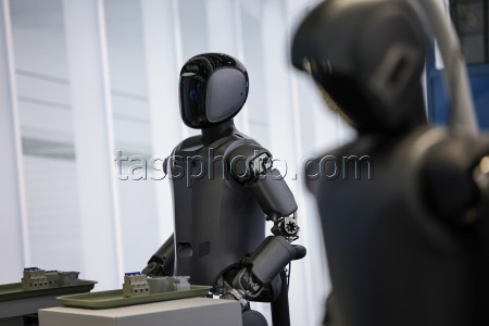 'Face to Face with robotics' technology salon held in Beijing