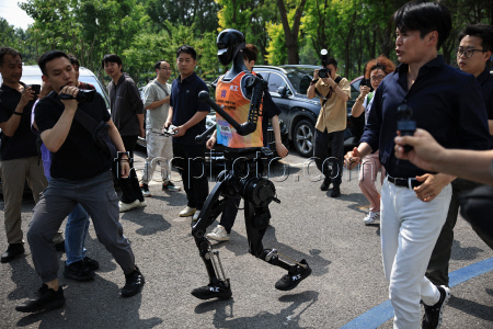 'Face to Face with robotics' technology salon held in Beijing