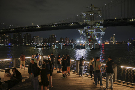 Brooklyn Bridge Collision