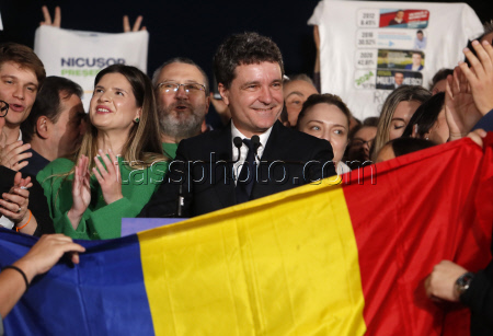 Reactions to first exit polls in Romania’s presidential runoff