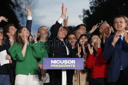 Reactions to first exit polls in Romanias presidential runoff