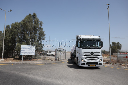 Israeli cabinet approves aid into Gaza Strip
