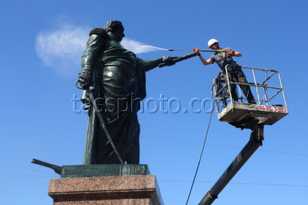 Washing Mikhail Kutuzov statue in St Petersburg, Russia