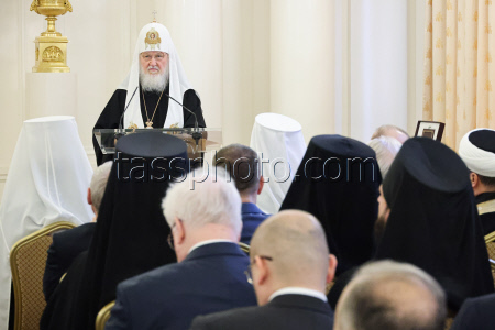 Russian Foreign Minister Lavrov hosts Easter reception