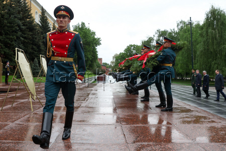 Members of Russia's Theatre Workers Union lay flowers at Tomb of Unknown Soldier in Moscow