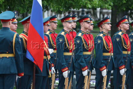 Members of Russia's Theatre Workers Union lay flowers at Tomb of Unknown Soldier in Moscow