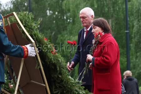 Members of Russia's Theatre Workers Union lay flowers at Tomb of Unknown Soldier in Moscow
