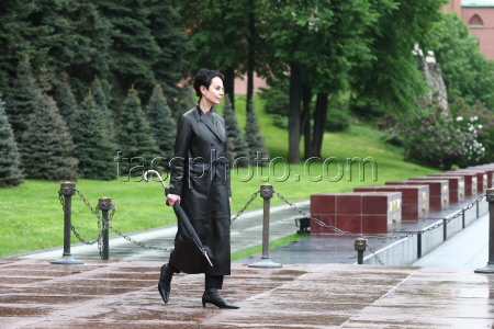 Members of Russia's Theatre Workers Union lay flowers at Tomb of Unknown Soldier in Moscow