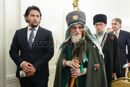 Russian Foreign Minister Lavrov hosts Easter reception