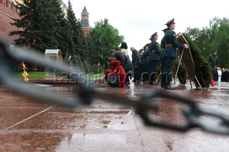 Members of Russia's Theatre Workers Union lay flowers at Tomb of Unknown Soldier in Moscow