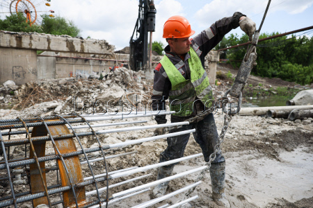 Bridge over Lugan River under construction in Lugansk