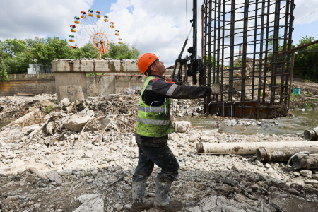 Bridge over Lugan River under construction in Lugansk