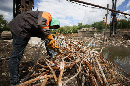 Bridge over Lugan River under construction in Lugansk
