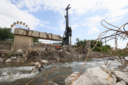 Bridge over Lugan River under construction in Lugansk