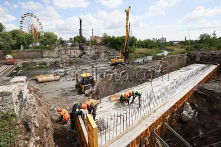 Bridge over Lugan River under construction in Lugansk