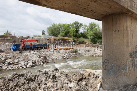 Bridge over Lugan River under construction in Lugansk