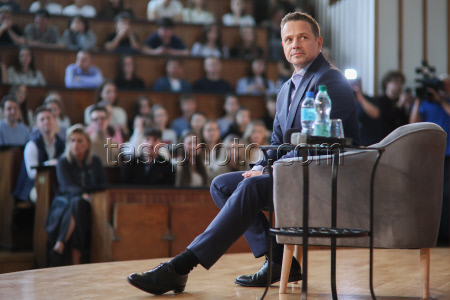 Кандидат на пост президента Польши Рафал Тшасковский выступил перед студентами в Варшавской школе экономики