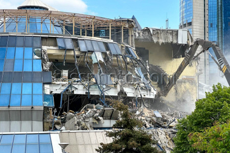 Демонтаж северного вестибюля пешеходного моста "Багратион" в Москве
