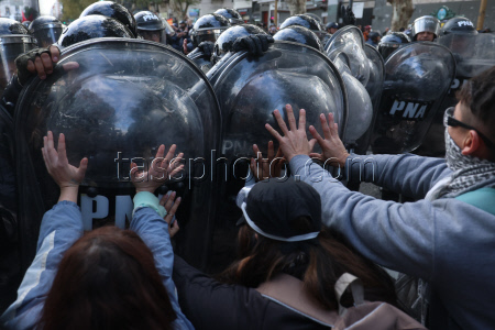 Clashes during pensioners' protest outside Argentine Congress