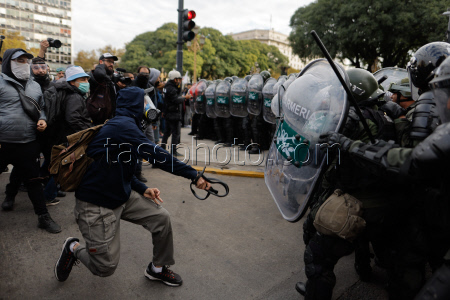 Clashes during pensioners' protest outside Argentine Congress