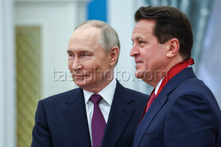 Russian President Putin presents state awards