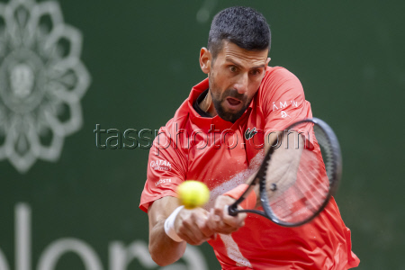 Теннисный турнир Geneva Open, 1/4 финала: Маттео Арнальди (Италия) - Новак Джокович (Сербия) - 4:6, 4:6