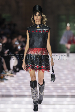 Louis Vuitton Cruise 2026 Runway - Avignon
