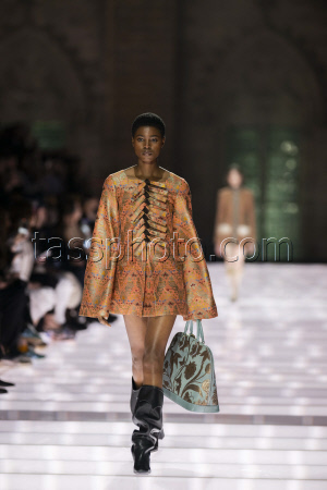 Louis Vuitton Cruise 2026 Runway - Avignon