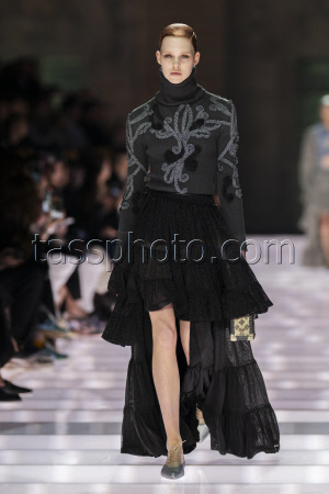 Louis Vuitton Cruise 2026 Runway - Avignon
