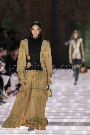 Louis Vuitton Cruise 2026 Runway - Avignon