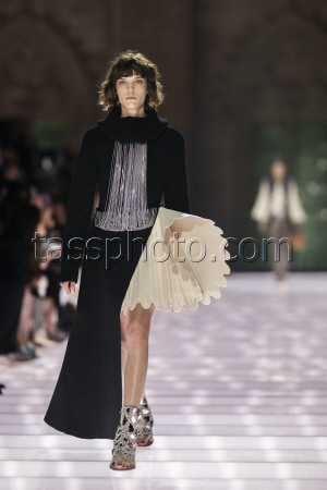 Louis Vuitton Cruise 2026 Runway - Avignon