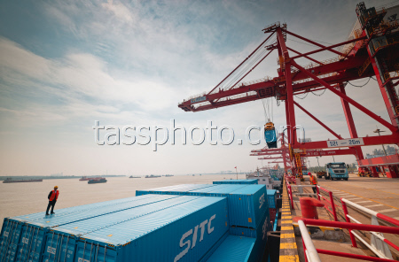 Yangluo port in Wuhan: gateway to the sea