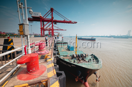 Yangluo port in Wuhan: gateway to the sea