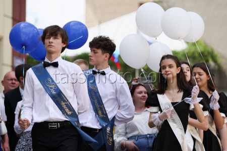 Last Bell ceremony for school leavers in Lugansk