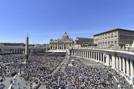 ITALY - POPE LEO XIV DELIVERS HIS BLESSING TO THE FAITHFUL DURING THE ANGELUS PRAYER AT ST PETER'S SQUARE IN THE VATICAN - 2025/5/25