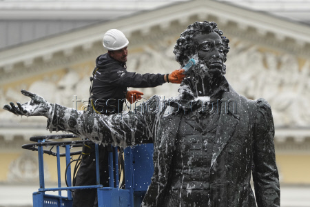 Мытье памятника Александру Пушкину в Санкт-Петербурге