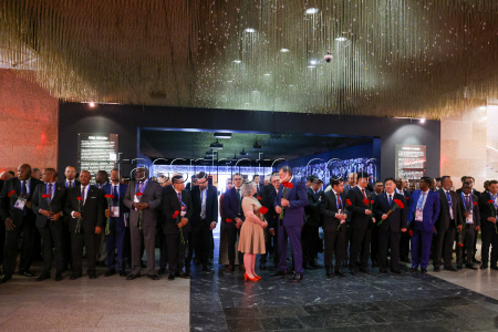 Flower-laying ceremony in memory of WWII victims in Moscow's Victory Park