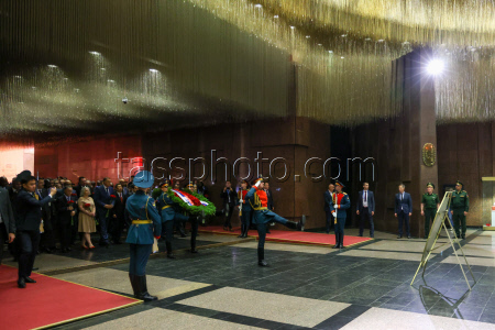 Flower-laying ceremony in memory of WWII victims in Moscow's Victory Park