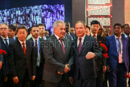 Flower-laying ceremony in memory of WWII victims in Moscow's Victory Park