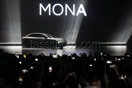 Компания XPeng представила новый автомобиль MONA M03 Max в Пекине