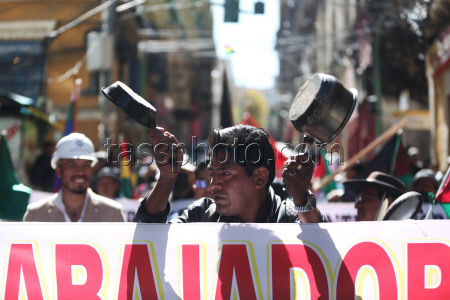 Bolivian merchants protest against 'economic crisis' and closure of their businesses