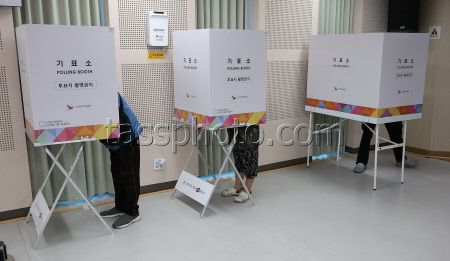 Early voting for South Korean presidential election