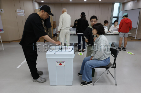 Early voting for South Korean presidential election