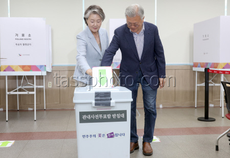 Early voting for South Korean presidential election