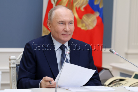 Встреча президента РФ Путина с семьями, награжденными орденом "Родительская слава"